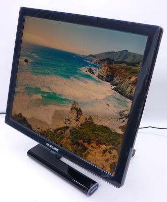 Монитор 19" Samsung SyncMaster 971P царапины 1280x1024 (5:4), PVA, 250 кд/м2, 4000:1, 6 мс, 178°/178°, DVI, USB-хаб, поворот на 90°, БП, царапины на матрице
