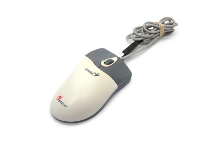 Оптическая мышь USB Genius NetScroll Optical U+P Показательный переход между консерватизмом и модернизмом в виде дизайнерского перехода.